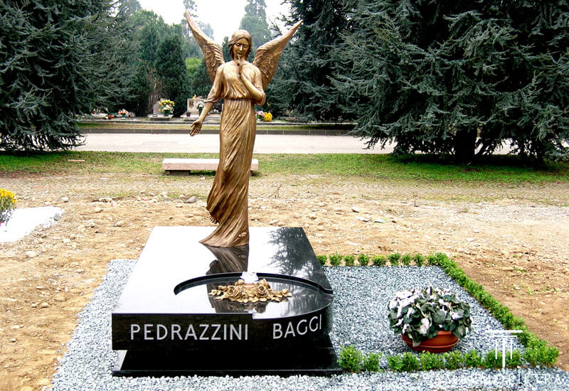 Tombe di famiglia a Milano con giardino singolo