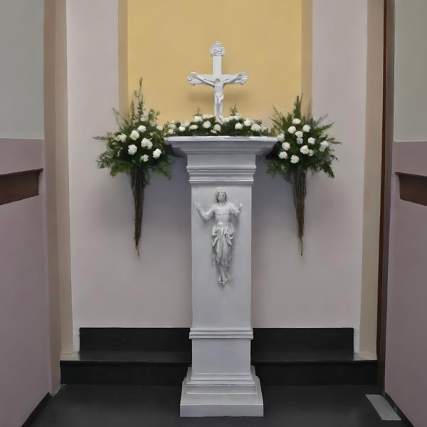Arredi per Cappelle Cimiteriali Milano: piccolo altare cattolico in marmo bianco