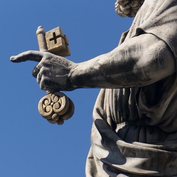 Conservazione ceneri defunti Milano: statua di san Pietro fuori dalla basilica di san Pietro città del Vaticano