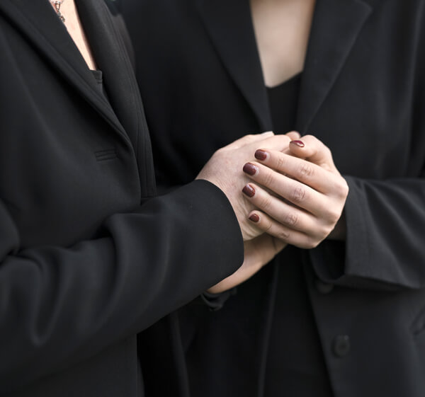 Come Organizzare un Funerale Milano - Due donne che si consolano