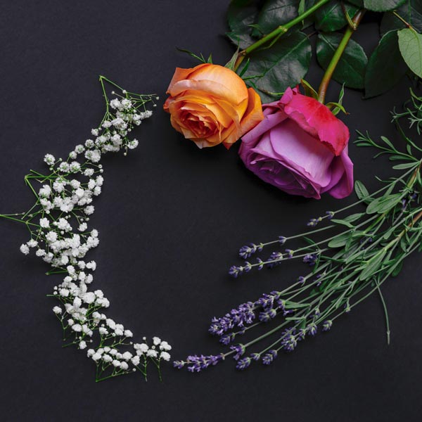 Composizione Floreale Funebre Milano: diversi fiori su uno sfondo nero
