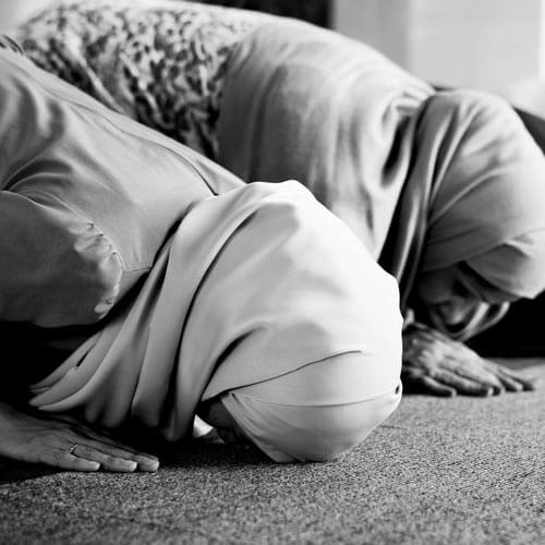 Funerale musulmano Pero Milano: musulmani in preghiera