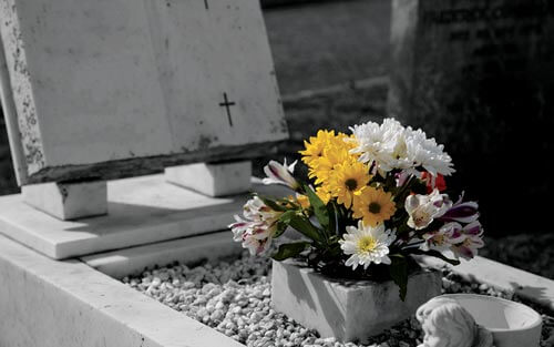 Lapide cimitero Milano: lapide in marmo piccola con fiori colorati