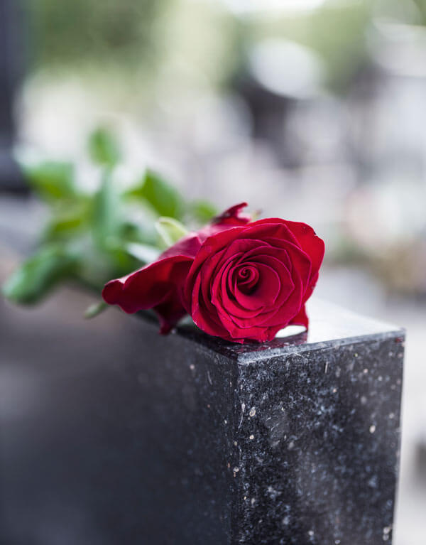 Accessori funebri, materiale, forma e colore: come personalizzare una lapide cimitero