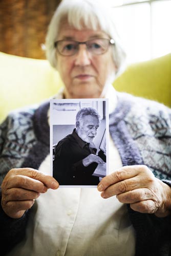 Le 5 fasi del lutto persona: con foto persona cara defunta