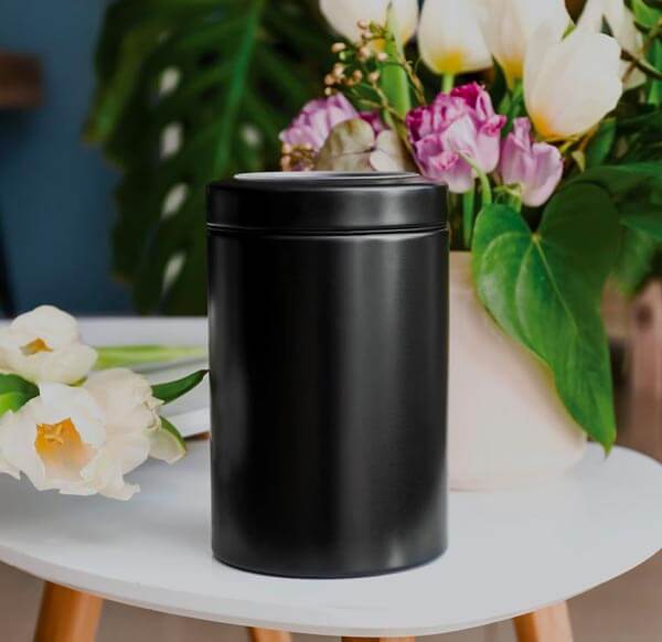 Monumentini cimiteriali cinerari Milano: urna nera con fiori