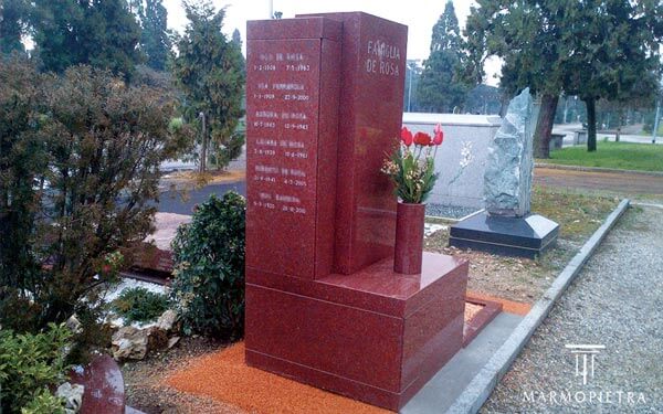 Monumentini cimiteriali cinerari Milano: monumento cinerario di famiglia