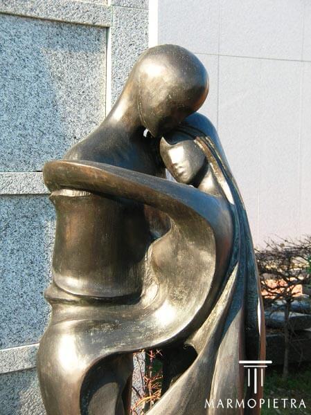 Monumentini cimiteriali cinerari Milano: particolare scultura in bronzo