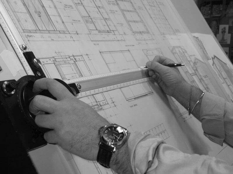 Onoranze Funebri Milano - L'architetto Marco Cellè mentre disegna un progetto