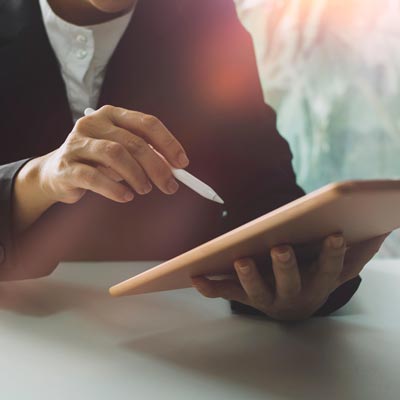 Onoranze funebri Pero: persona sta firmando testamento digitale su tablet