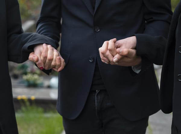 Pompe funebri Pero: persone che si tengono le mani