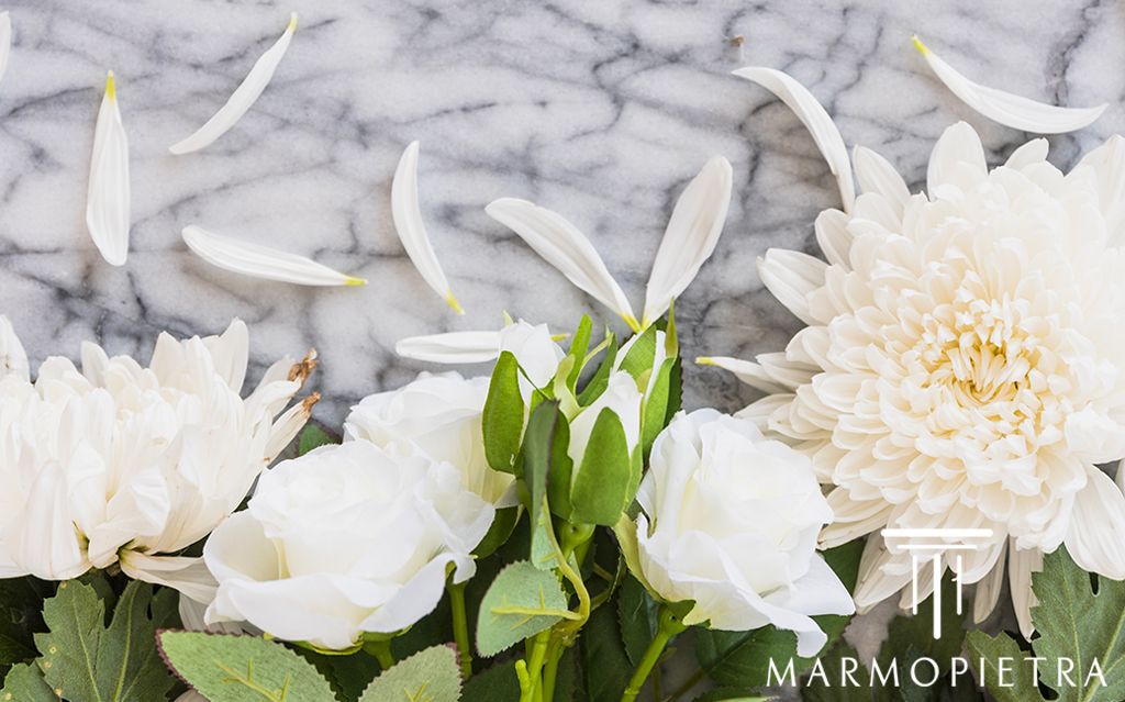 Composizione Floreale Funebre Milano: fiori su un pezzo di marmo bianco