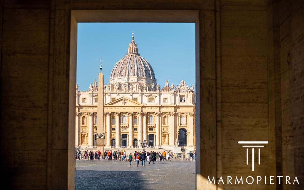 Conservazione Ceneri Defunti Milano: Vista frontale attraverso una porta del Vaticano