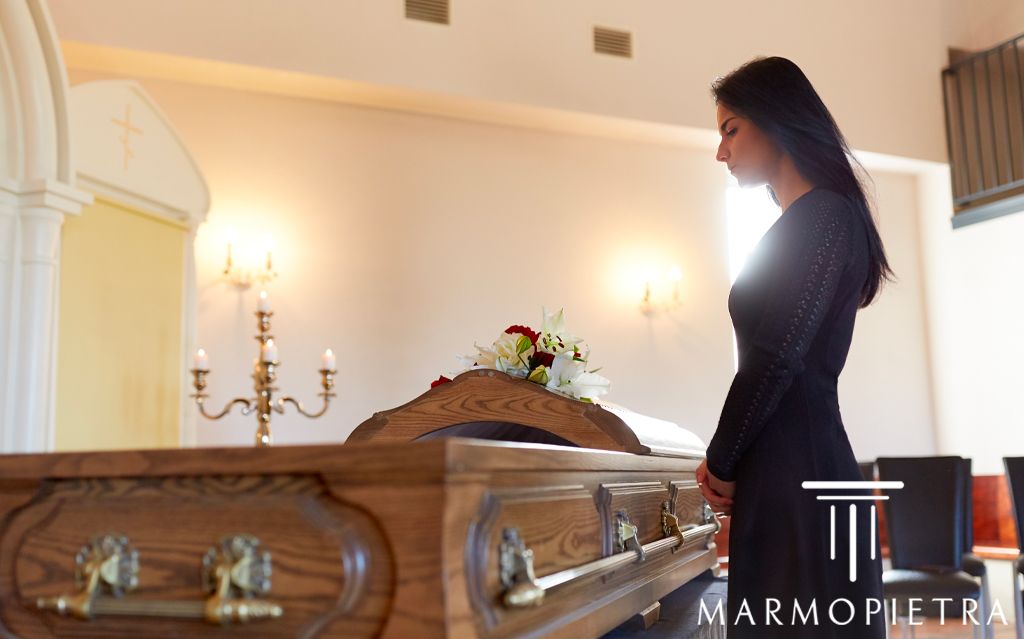 Impresa Pompe Funebri Milano: donna triste con bara funerale