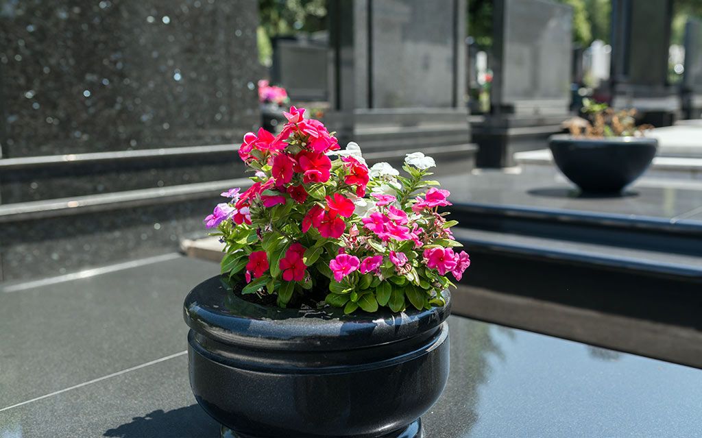 Lapidi Funerarie Milano: Scegliere gli Accessori Funebri