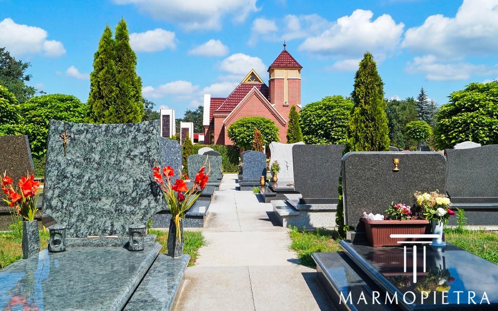 Lapidi per Cimitero Milano: vista cimitero con lapide e chiesa
