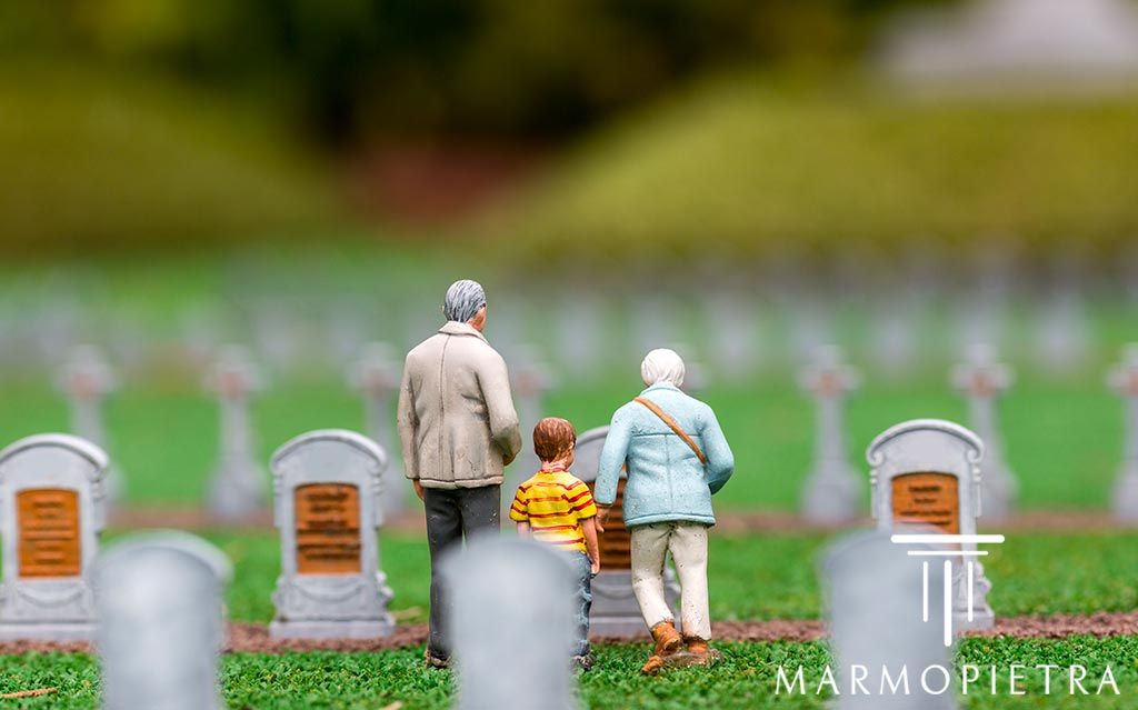 Servizi Onoranze Funebri Pero: persone miniatura in cimitero